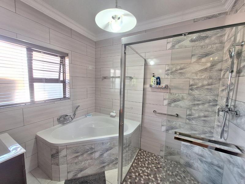 4 Bedroom Property for Sale in Fraaiuitsig Western Cape